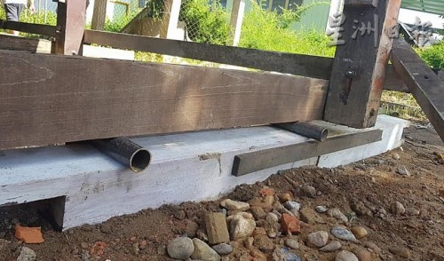 工匠在屋子下方的柱子四周架上木條，再使用圓形鐵管的滾動(dòng)原理，對(duì)房子進(jìn)行人力移動(dòng)。（馬來西亞《星洲日?qǐng)?bào)》）