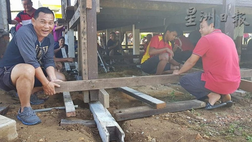 林慶豐（左）也是首次親自參與遷移工程，很有成就感。（馬來西亞《星洲日?qǐng)?bào)》）
