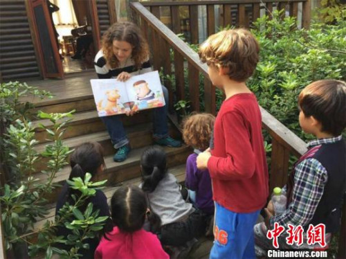 Terrisa和孩子們在一起。唐娟 攝