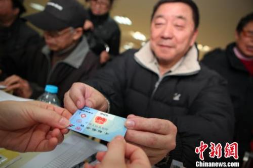 資料圖：2014年3月，上海首發(fā)“國家居民健康卡”實(shí)現(xiàn)居民健康一卡通。王亞東 攝