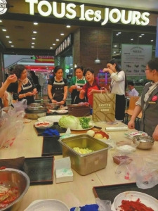 教成都市民做韓國(guó)泡菜(受訪者供圖)