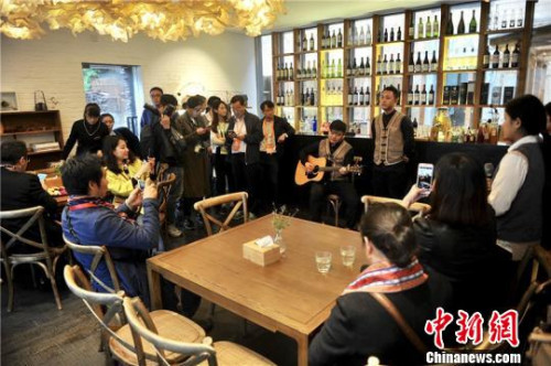 圖為海內(nèi)外民宿專家浙江桐廬行?！±畛宽?攝