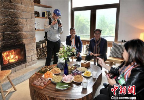 圖為海內(nèi)外民宿專家浙江桐廬行。　李晨韻 攝