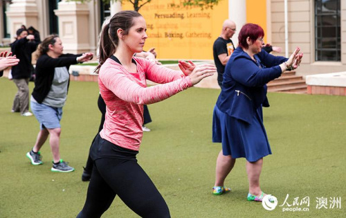 新西蘭學(xué)員們習(xí)練太極拳之十字手招式。