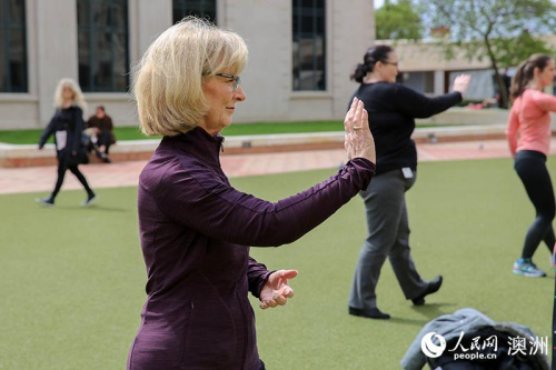 新西蘭學(xué)員們領(lǐng)會(huì)太極拳云手動(dòng)作要點(diǎn)。