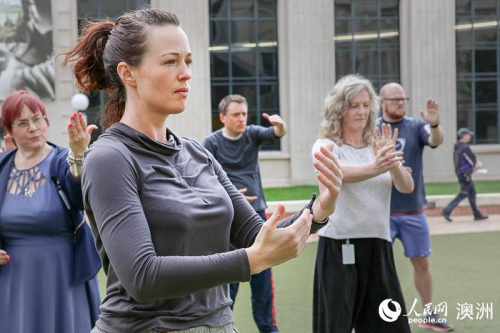 新西蘭學(xué)員們練習(xí)太極拳基本招式。