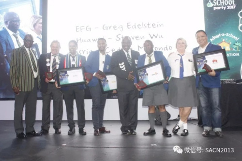 南非副總統(tǒng)拉馬福薩為作出貢獻的企業(yè)家頒發(fā)感謝狀。（南非《華僑新聞報》）