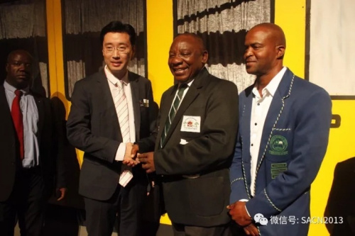 出席慈善晚會的華人代表分別受到南非副總統(tǒng)拉馬福薩的接見并合影。（南非《華僑新聞報》）