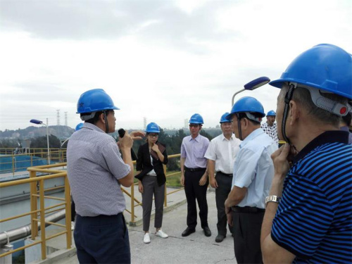 考察團(tuán)聽取公司環(huán)保設(shè)施建設(shè)與運(yùn)營情況介紹 考察團(tuán)聽取公司環(huán)保設(shè)施建設(shè)與運(yùn)營情況介紹