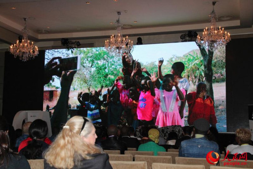 電影節(jié)現(xiàn)場(chǎng)播放《非洲遇見(jiàn)你》先導(dǎo)片。