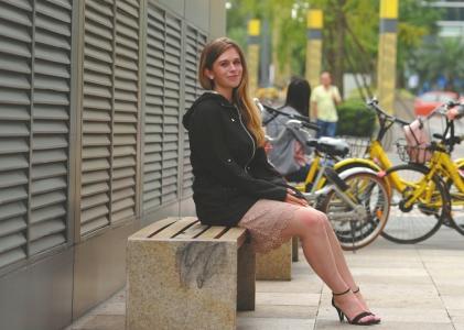 成都街頭，來(lái)自英國(guó)的葛燕希已和成都融為一體。攝影楊濤