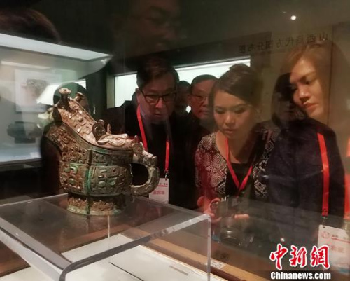 海外華校校董在山西博物院參觀?！罱苡?攝