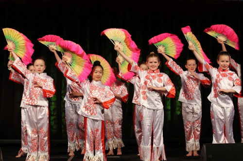 學(xué)生和中文助教還表演了精彩的節(jié)目奧克蘭孔子學(xué)院 學(xué)生和中文助教還表演了精彩的節(jié)目奧克蘭孔子學(xué)院