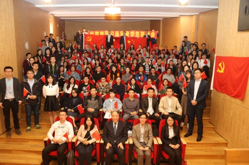 當(dāng)?shù)貢r(shí)間10月18日，中國(guó)駐法使館教育處組織公派留學(xué)生觀看十九大開幕會(huì)。（《歐洲時(shí)報(bào)》/記者黃冠杰 攝）