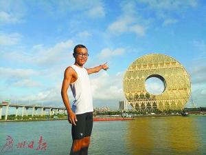 賴文冰每到一地都會(huì)拍照留念。