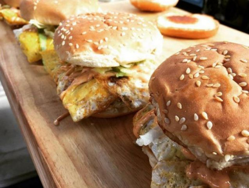 美味的馬來(lái)式漢堡。（馬來(lái)西亞《中國(guó)報(bào)》）