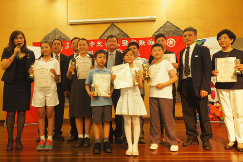作文比賽部分獲獎學(xué)生上臺領(lǐng)獎。王一楠 攝