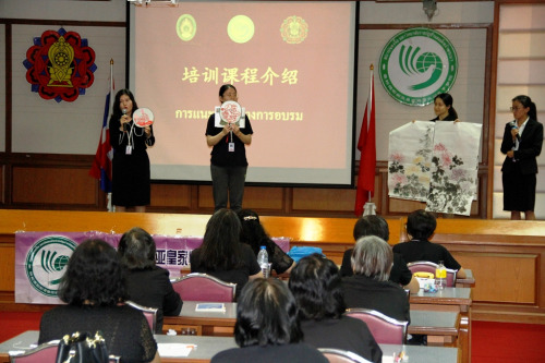 孔院教師介紹培訓(xùn)課程。