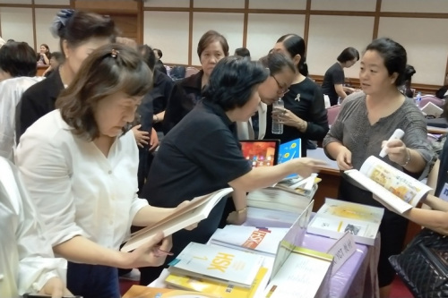 參訓(xùn)學(xué)員被書展吸引。