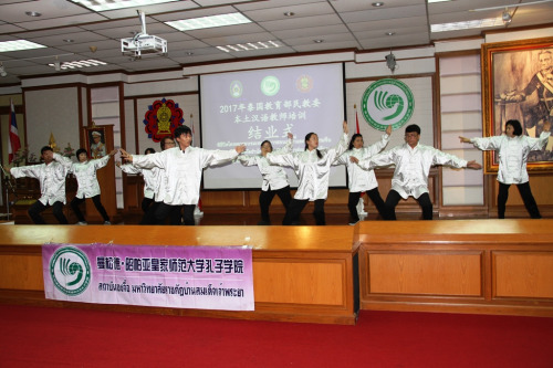 學(xué)員展示“八段錦”培訓(xùn)成果。