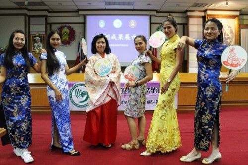 學(xué)員手持自己制作的“剪紙團扇”旗袍秀。