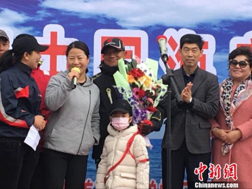 22日10時(shí)，航海探險(xiǎn)者楊建新駕駛“唐山號(hào)”龍骨帆船從渤海灣的唐山港祥云灣碼頭啟航，開(kāi)始了預(yù)計(jì)為期45天的環(huán)中國(guó)海航行?！“自扑?攝