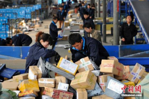 資料圖：“雙十一”全民網(wǎng)購狂歡節(jié)后，山西太原的快遞人員正在分揀大量包裹。 <a target='_blank' >中新社</a>記者 韋亮 攝