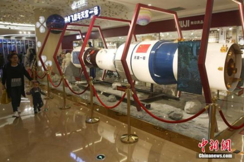 資料圖：市民被展出的天宮一號模型吸引。<a target='_blank' >中新社</a>記者 泱波 攝