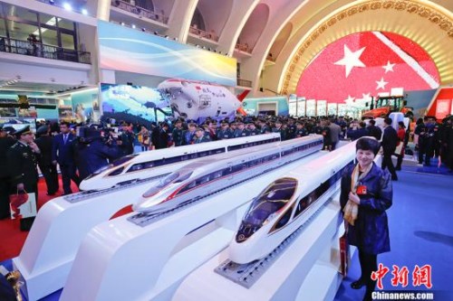 資料圖：10月19日晚，參加中國共產(chǎn)黨第十九次全國代表大會的代表在北京展覽館參觀“砥礪奮進的五年”大型成就展。 <a target='_blank' >中新社</a>記者 杜洋 攝