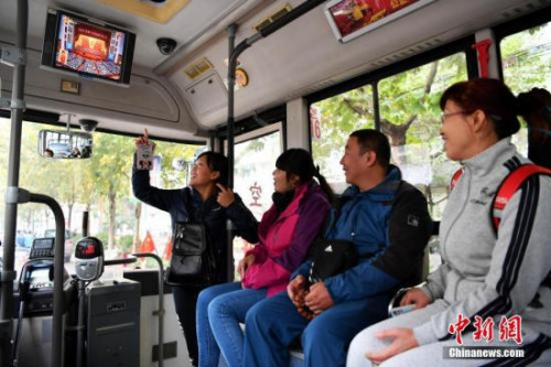 資料圖：10月18日，中國共產(chǎn)黨第十九次全國代表大會開幕，在河北石家莊116路公交車上，幾位市民正在觀看大會電視直播。<a target='_blank' >中新社</a>記者 翟羽佳 攝