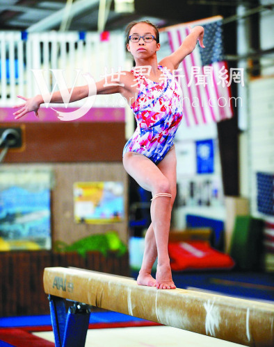 吳穎思練習平衡木動作。 (美國《世界日報》／許振輝 攝)