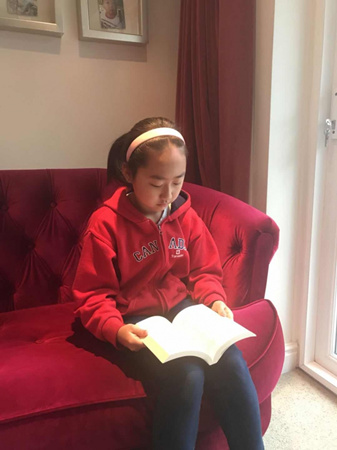 每個周末，豆豆都會早早起床，坐在沙發(fā)上安安靜靜地看書。（英國《華聞周刊》）