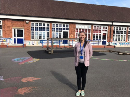 小林老師在教室外。（英國《華聞周刊》）