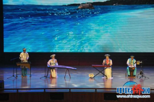 圖為獨(dú)弦琴協(xié)奏《京海情韻》 林浩 攝 圖為獨(dú)弦琴協(xié)奏《京海情韻》 林浩 攝