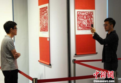 該展共展出剪紙藝術(shù)作品120余幅，每幅作品都充滿了趣味性、故事性、哲理性，讓人意猶未盡。　記者劉可耕 攝