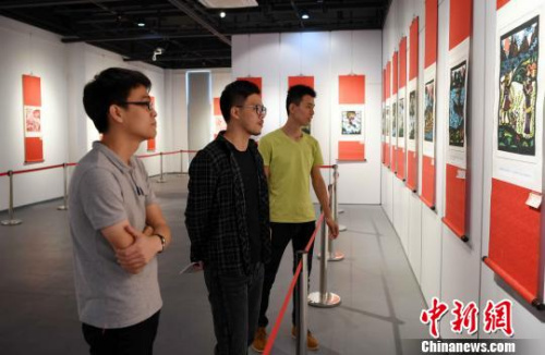 中華民俗節(jié)日剪紙藝術(shù)作品展吸引觀眾眼球?！∮浾邉⒖筛?攝