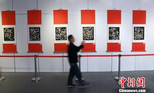 該展共展出剪紙藝術(shù)作品120余幅，每幅作品都充滿了趣味性、故事性、哲理性，讓人意猶未盡。　記者劉可耕 攝