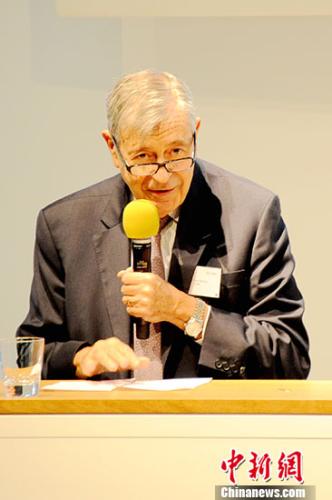 近日，歐洲多國(guó)政、商、學(xué)等各界人士接受<a target='_blank' >中新社</a>記者采訪時(shí)紛紛表示，中共十九大將為中國(guó)發(fā)展和歐中合作帶來一系列新機(jī)遇，值得期待。 圖為中歐國(guó)際工商學(xué)院院長(zhǎng)、西班牙納瓦拉大學(xué)教授佩德羅·雷諾日前在蘇黎世向記者贊賞“一帶一路”倡議的開創(chuàng)性和建設(shè)性，認(rèn)為這將有力促進(jìn)中歐之間的各項(xiàng)合作。 <a target='_blank' >中新社</a>記者 彭大偉 攝