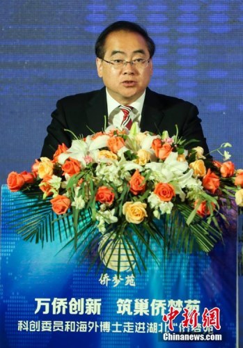 10月24日，以“萬(wàn)僑創(chuàng)新，筑巢僑夢(mèng)苑”為主題的科創(chuàng)委員和海外博士走進(jìn)湖北僑夢(mèng)苑活動(dòng)在武漢開(kāi)幕，來(lái)自17個(gè)國(guó)家的科創(chuàng)委員、海外博士和國(guó)內(nèi)代表約120余人參會(huì)。本次活動(dòng)內(nèi)容包括湖北“僑夢(mèng)苑”推介會(huì)、海外青年博士論壇、項(xiàng)目路演、華創(chuàng)學(xué)院研修、實(shí)地考察及“湖北僑夢(mèng)苑襄陽(yáng)園區(qū)”成立等。圖為中國(guó)國(guó)務(wù)院僑務(wù)辦公室副主任郭軍在開(kāi)幕式上致辭。<a target='_blank' >中新社</a>記者 張暢 攝