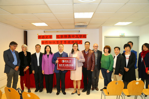 曾路向宣琛授牌。（法國《歐洲時報》/黃冠杰 攝）