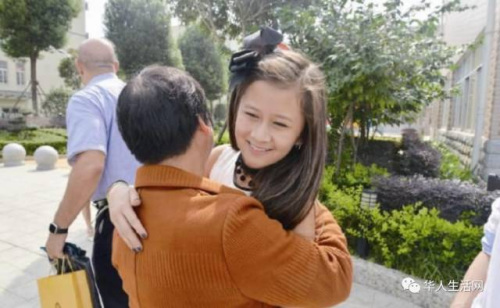 梁翠娥與程婕溫情擁抱。