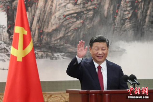 10月25日，剛剛在中共十九屆一中全會(huì)上當(dāng)選的中共中央總書記習(xí)近平和中央政治局常委李克強(qiáng)、栗戰(zhàn)書、汪洋、王滬寧、趙樂際、韓正在北京人民大會(huì)堂同采訪十九大的中外記者見面。<a target='_blank' >中新社</a>記者 盛佳鵬 攝