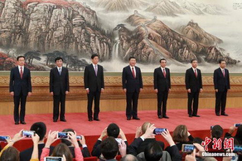 10月25日，在中共十九屆一中全會(huì)上當(dāng)選的中共中央總書記習(xí)近平和中央政治局常委李克強(qiáng)、栗戰(zhàn)書、汪洋、王滬寧、趙樂際、韓正在北京人民大會(huì)堂同中外記者見面。<a target='_blank' >中新社</a>記者 盛佳鵬 攝