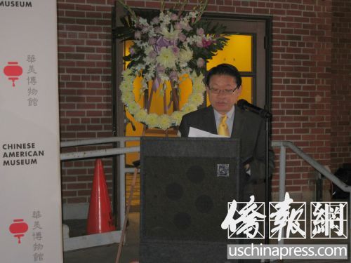 華美博物館人員、華人社區(qū)組織和僑界人士來到華美博物館前的“華埠大屠殺”紀(jì)念牌前獻花和三鞠躬，紀(jì)念牌提醒人們銘記這場悲劇。(圖片來源：僑報記者翁羽攝)