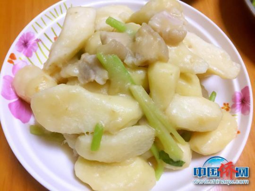 咸豬肉燜豬仔薯 李曉春 攝 咸豬肉燜豬仔薯 李曉春 攝