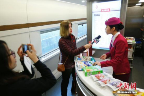 10月17日，美國中文電視臺(tái)記者在京津城際高鐵上采訪，了解京津冀一體化建設(shè)在交通、商業(yè)等方面協(xié)同發(fā)展情況，以及中國高鐵發(fā)展情況。