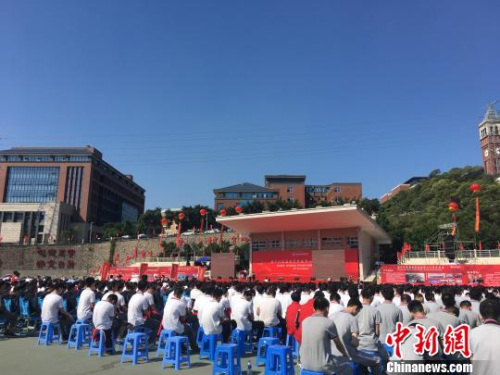 26日，福建省福州陽(yáng)光國(guó)際學(xué)校建校20周年慶于福州市舉行?！∪~秋云 攝