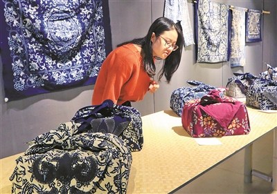 10月21日，觀眾正在參觀展示的“布上青花”。（周建平 攝）