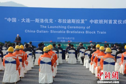 大連港開通國內(nèi)首條直達斯洛伐克中歐班列 ?！钜?攝