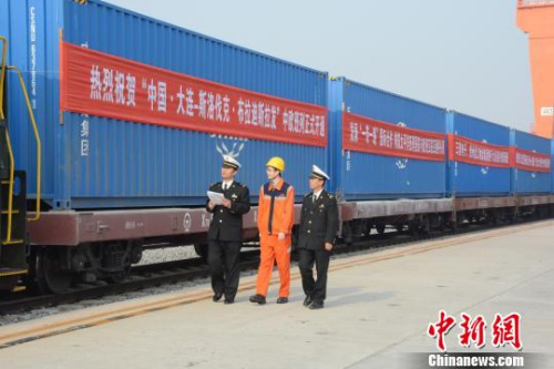 大連海關助力班列開行?！钜?攝